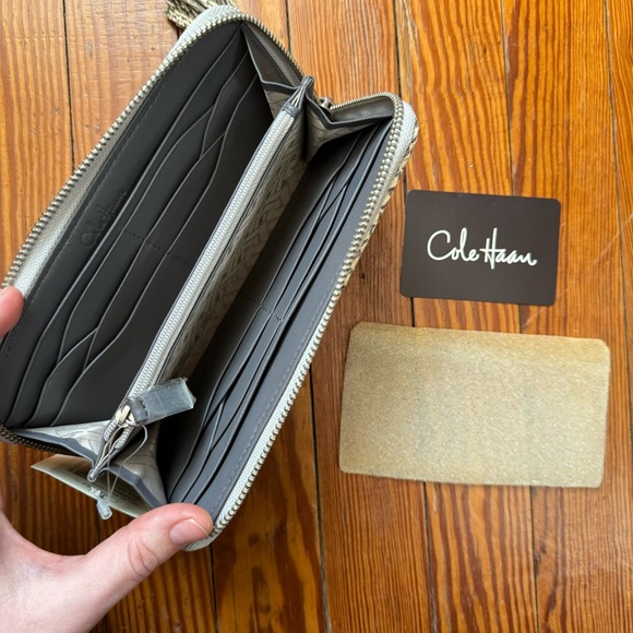 NWT Cole Haan Snakeskin Wallet with Tassle in Grey and Off-White - Picture 3 of 9